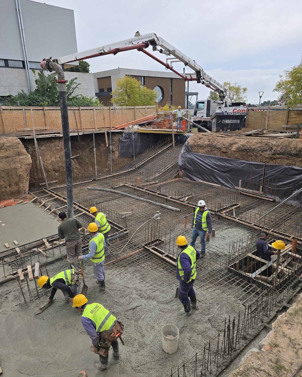 Squadra Massimo Costruzioni al lavoro in cantiere